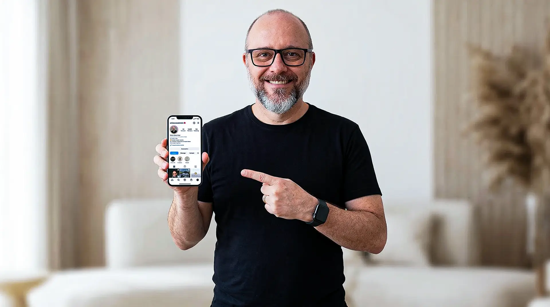 Empreendedor analisando estratégia de conteúdo no Instagram para vender sem anúncios pagos